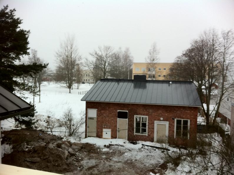 Uusitusta katosta huolimatta pihatalo nytti talvella viel lohduttomalta