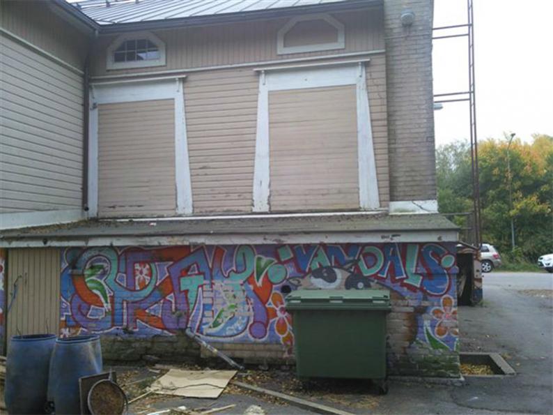 Umpeen muuratut discon ikkunat ja graffititerassi