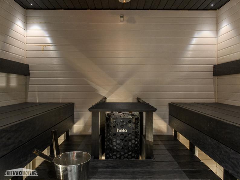 Taloyhtiöllä on kaksi saunaa. Kummeli on mustavalkoinen. Kiukaat tietysti hankolaisia