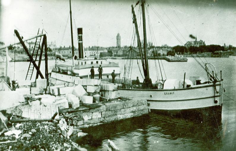 Hyrylaiva Granit lastauspuuhissa. Se joutui Latvian tullin takavarikoimaksi ja upposi lhell Riikaa vuonna 1926. Taustalla nkyy sittemmin sodassa tuhottu vesitorni. Kuva Hangon museo