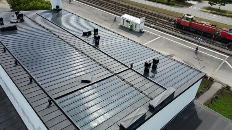 Peitimme 350 nelit kattoa aurinkopaneeleilla, jotka tuottavat shk 21.000kWh, jopa myyntiin asti